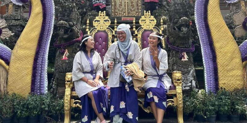 walking-tour-ubud-palace-art-market-to-lontar-manuscript