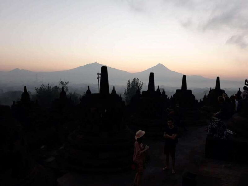 yogyakarta-borobudur-sunrise-from-setumbu-hill-and-climb-up