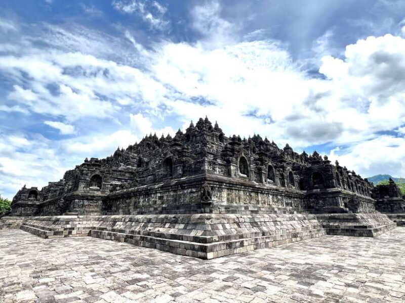 yogyakarta-sunrise-borobudur-prambanan-temple