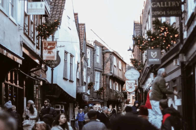 york-christmas-market-and-city-highlights-walking-tour