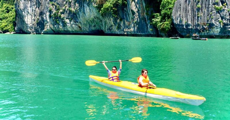 6-hours-ha-long-bay-group-toursung-sot-ti-top-kayaking