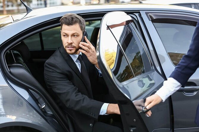 Airport Transfers - Chauffeur Car & Limo Services of Melbourne - The Vehicles: Comfort, style, and efficiency