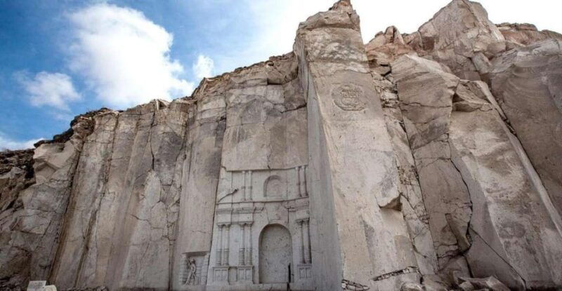 arequipa-sillar-route-and-petroglyphs-of-culebrillas