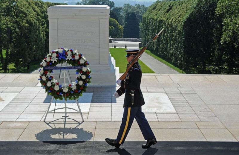 arlington-cementary-guard-ceremony-with-iowa-jima-memorial