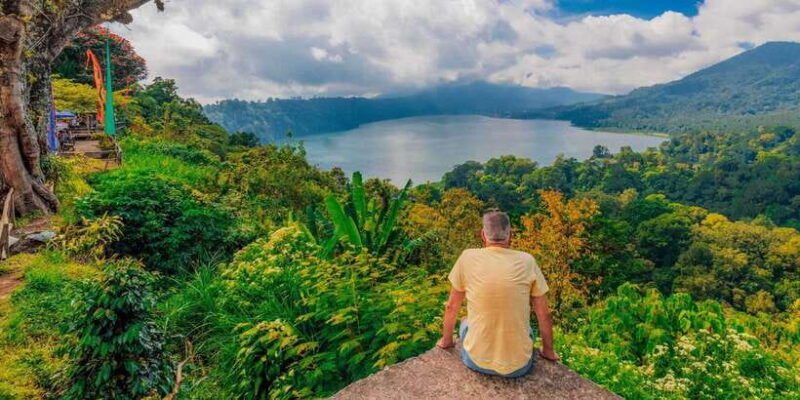 bali-twin-lakes-handara-gates-and-forest-trekking-tour