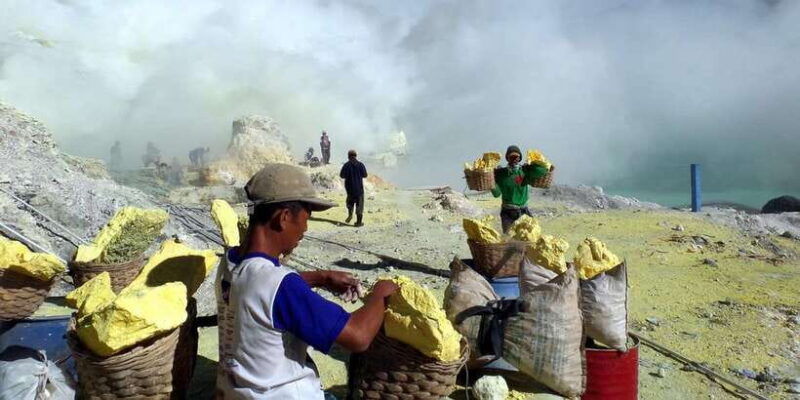 banyuwangi-bali-mount-ijen-midnight-blue-fire-guided-tour