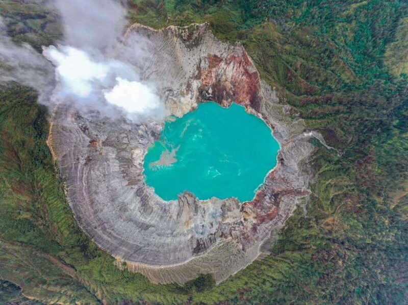 banyuwangi-mt-ijen-hike-blue-fire-panoramic-lake-guided