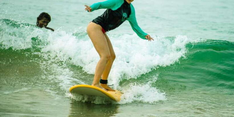 beginner-surfing-lesson-and-surfguide
