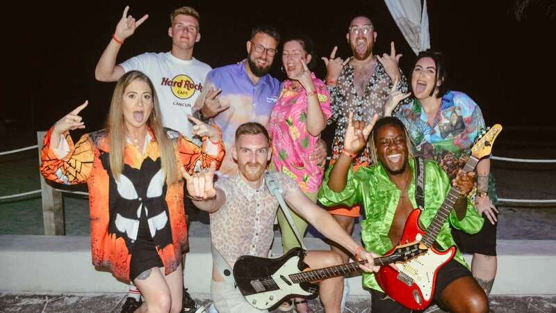 cancun-night-time-party-bus-cocktails-at-hard-rock-cafe