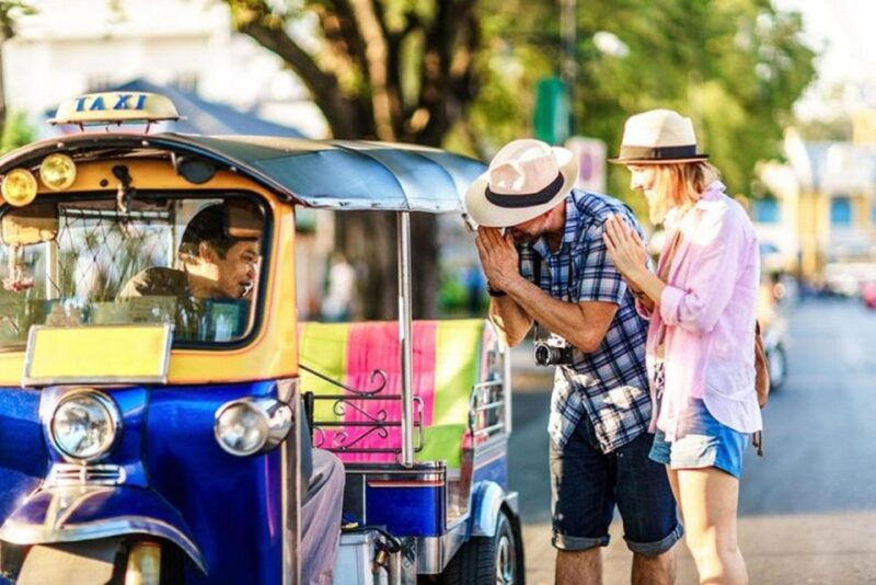 chiang-mai-temples-and-street-food-night-tour-by-tuk-tuk