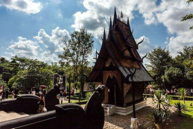 chiang-rai-2-temples-white-and-blue-black-house-museum
