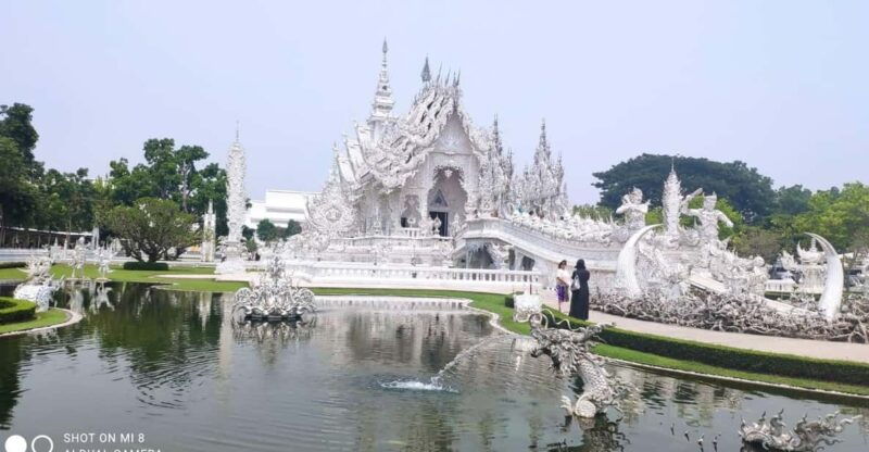 chiang-rai-white-blue-temples-and-emerald-bhudda-story