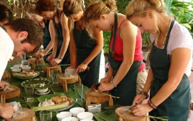 da-nang-cooking-class-and-tasting-pho-with-local-girl