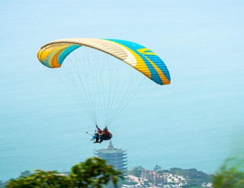 da-nang-monkey-mountain-paragliding-experience