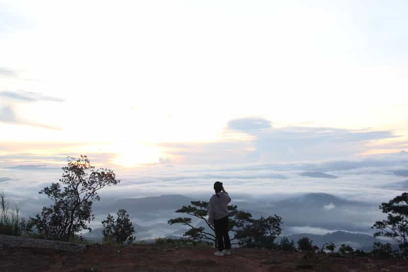 dalat-hiking-the-mountain-to-observe-the-cloud-and-sunrise