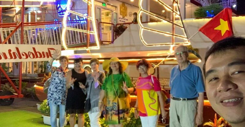 deluxe-dining-cruise-by-deluxegrouptours