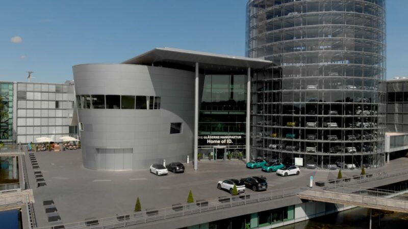 dresden-tour-of-vws-transparent-factory