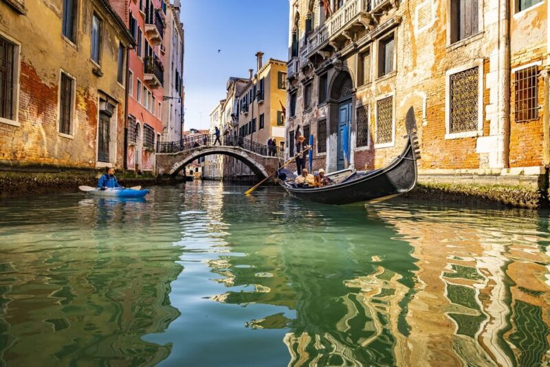 family-kayaking-tour-discovering-venice-2