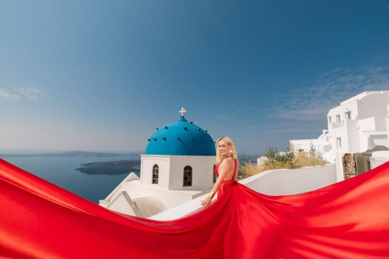 flying-dress-photoshoot-in-santorini-with-hotel-pickup