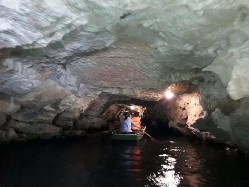 friendly-travel-hoa-lu-trang-an-mua-cave-limousine-car