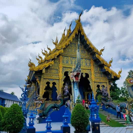 from-chiang-mai-day-trip-chiang-rai-white-blue-red-temple