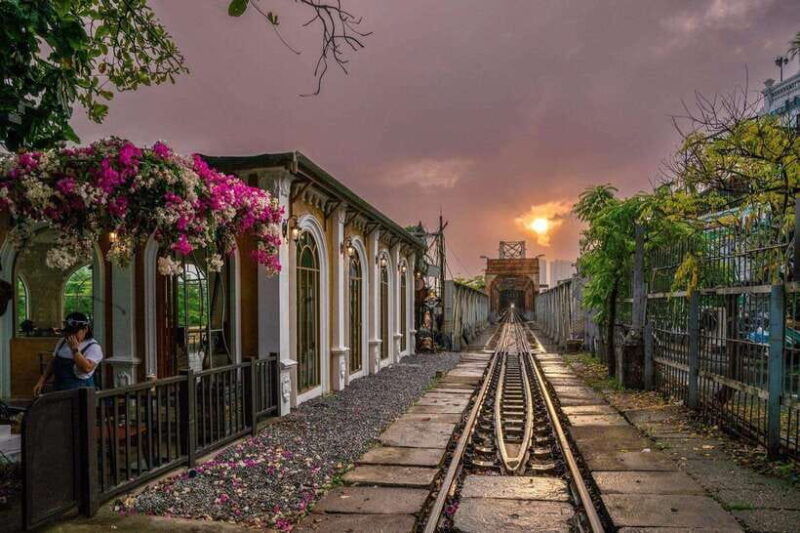 guided-food-tour-with-train-street