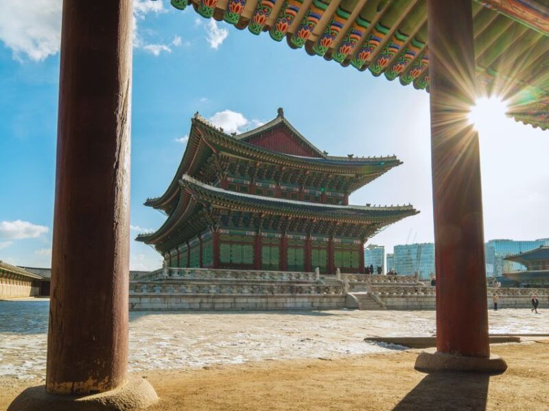 gyeongbok-gung-and-seochon-walking-tour-with-coin-lunchbox
