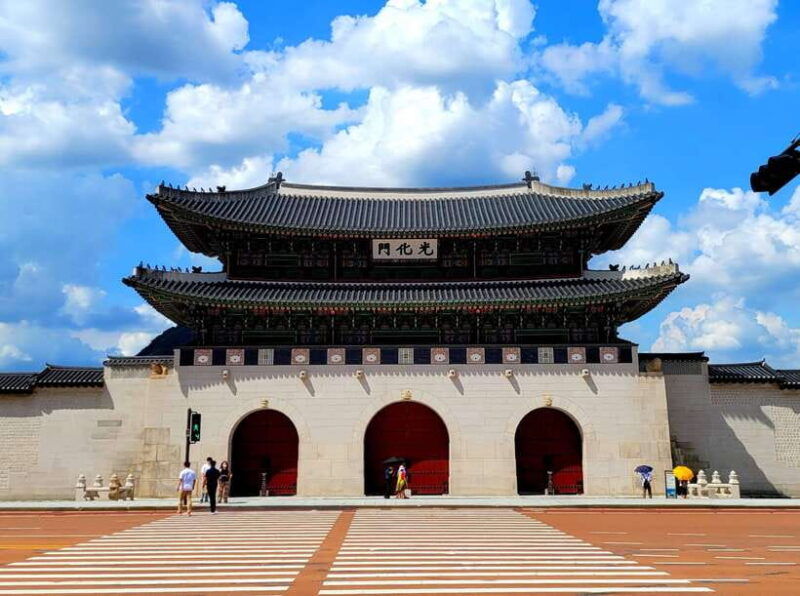 gyeongbokgung-palace-jogyesa-temple-and-cheongwadae-tour