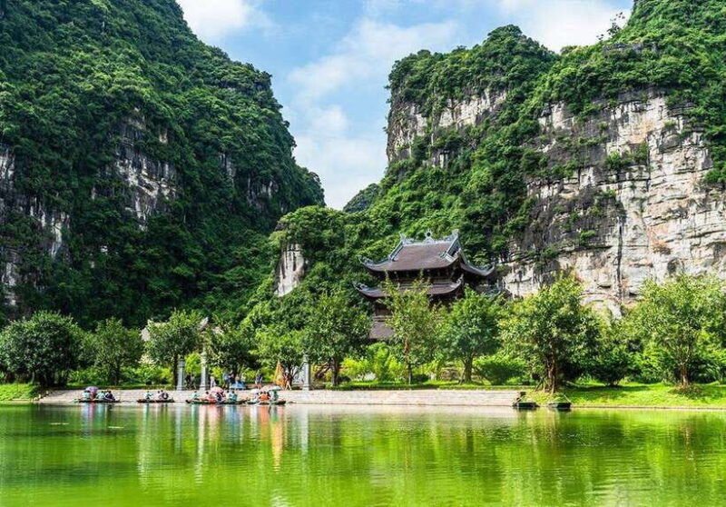 ha-noi-explore-hoa-lu-cycling-trang-an-1-day-trip
