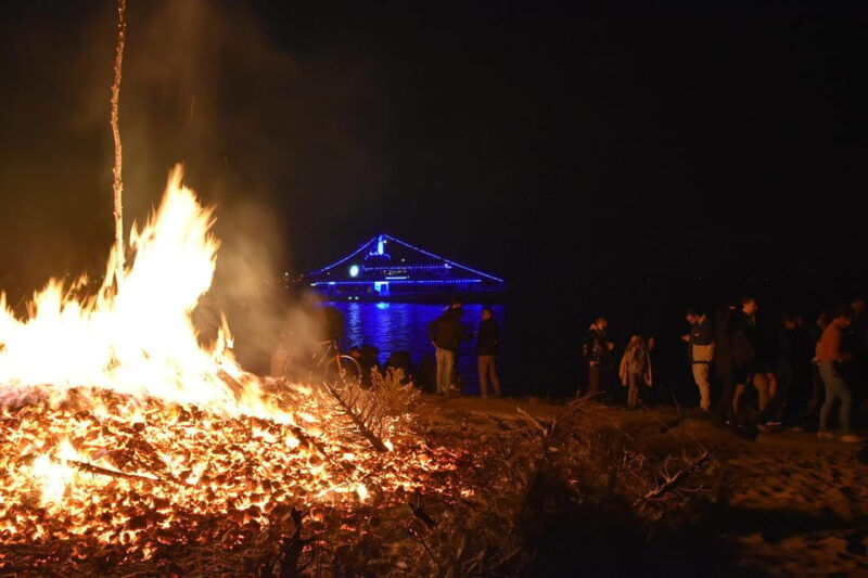 hamburg-easter-bonfire-lights-cruise-passenger-ship