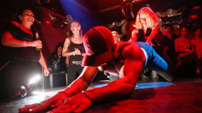 hamburg-olivias-wild-boys-group-entry-and-lounge