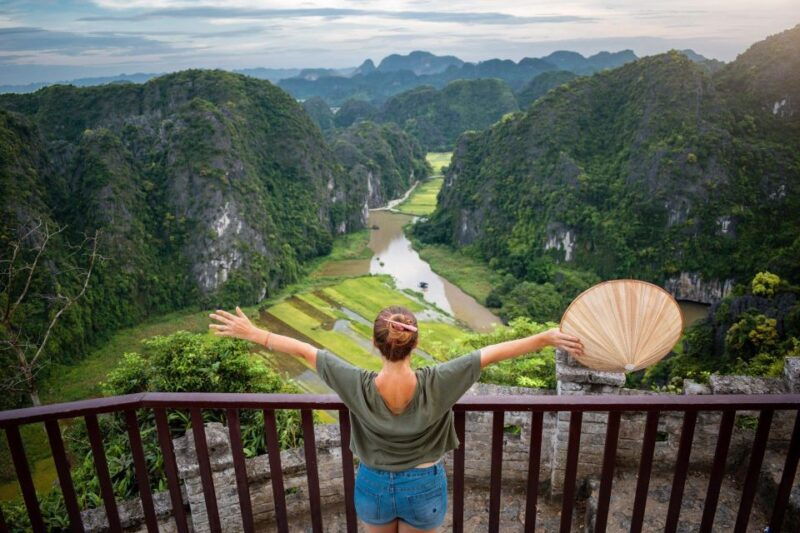 hanoi-ninh-binh-halong-2-d1n-trip-by-bus-bungalow-hotel