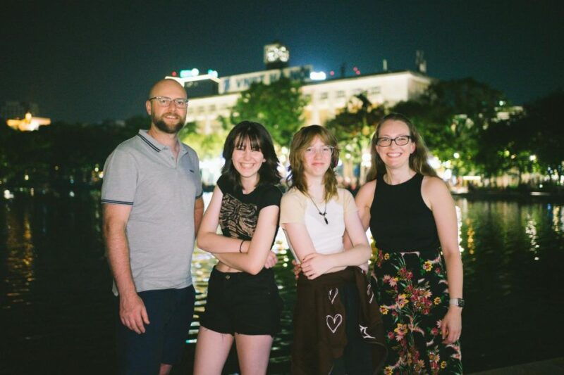 hanois-night-photoshoot-with-a-local-photographer