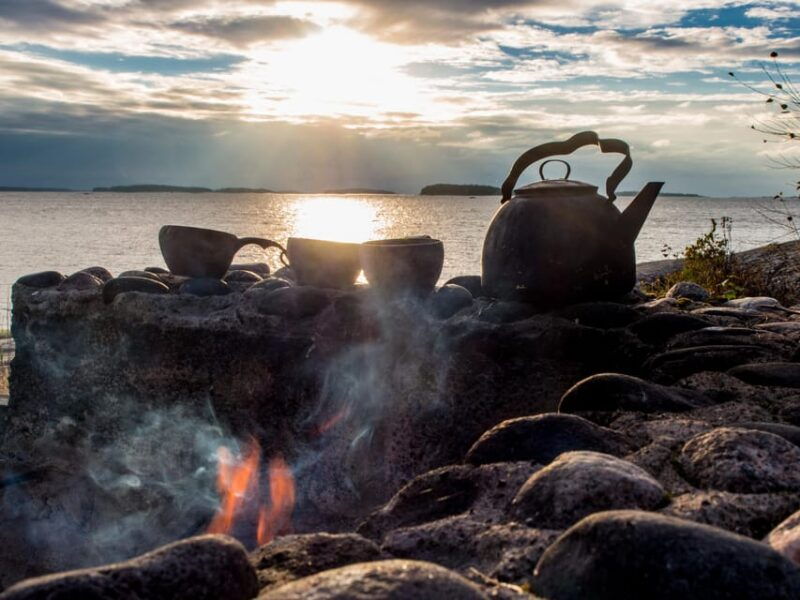 helsinki-midnight-sun-kayaking-tour-with-campfire