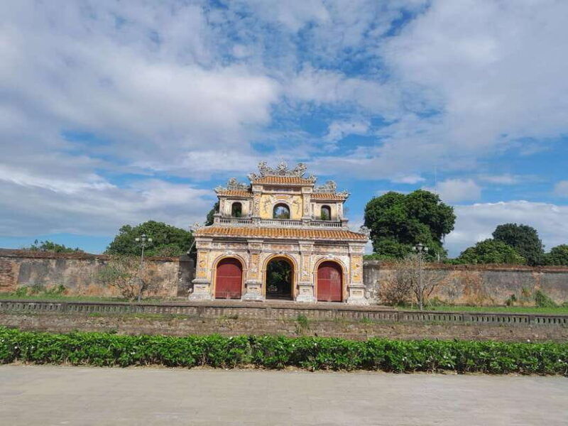 hue-city-tour-half-day-by-private-car-dragon-boat