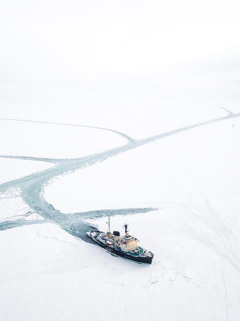 icebreaker-sampo-cruise-ice-floating-from-rovaniemi