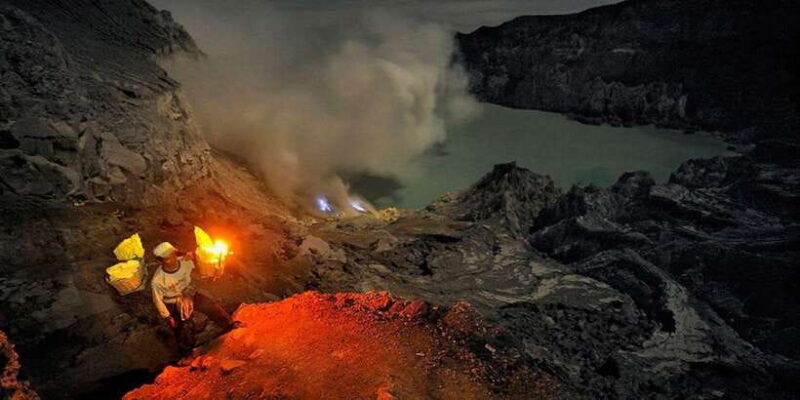 ijen-crater-trekking-tour-from-bali-or-banyuwangi