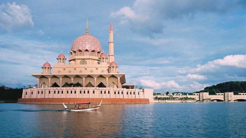 kuala-lumpur-putrajaya-tour-with-traditional-boat-cruise