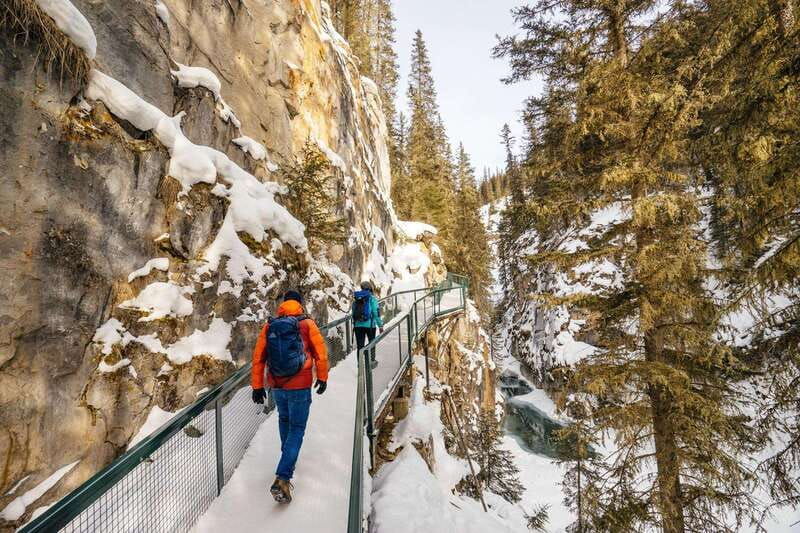 lake-louise-johnston-canyon-lake-minnewanka-banff-town