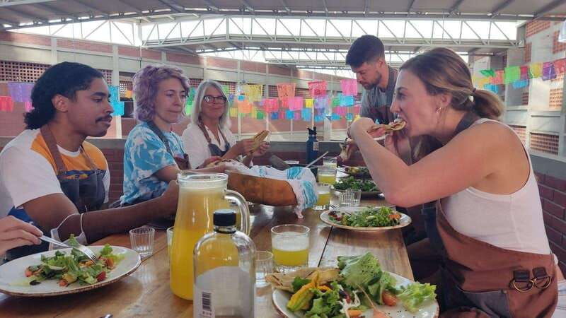 mexico-salsa-making-class-in-a-market-with-a-chef