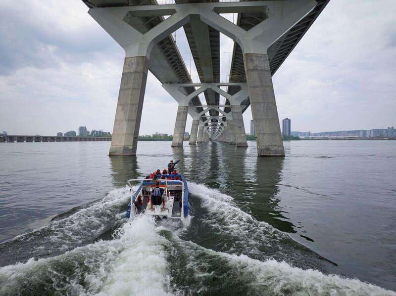 montreal-st-lawrence-river-panorama-sightseeing-jet-boat