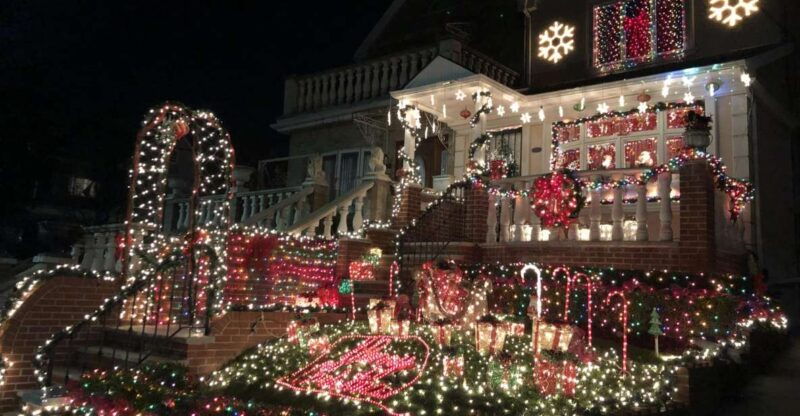 new-york-city-dyker-heights-christmas-lights-tour