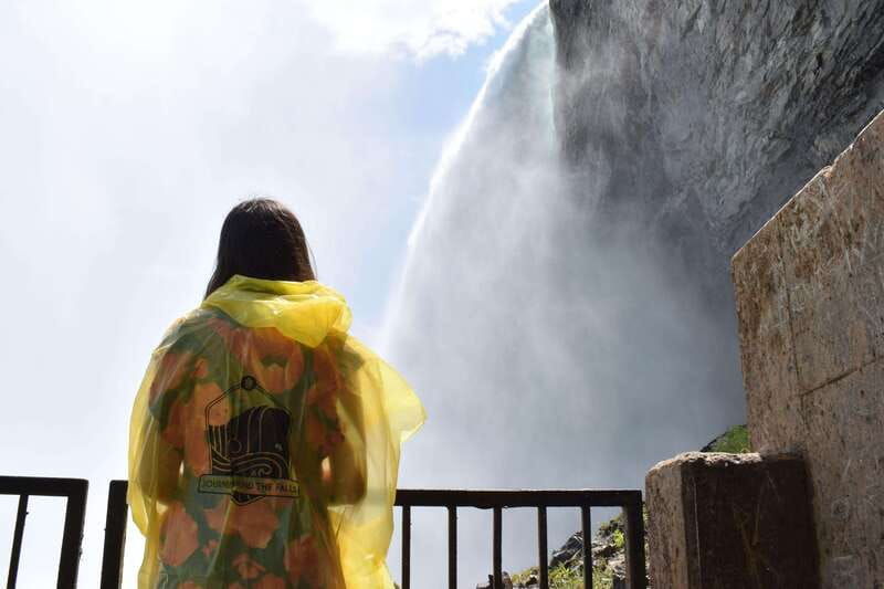 niagara-falls-guided-bus-tour-w-boat-behind-falls-tower