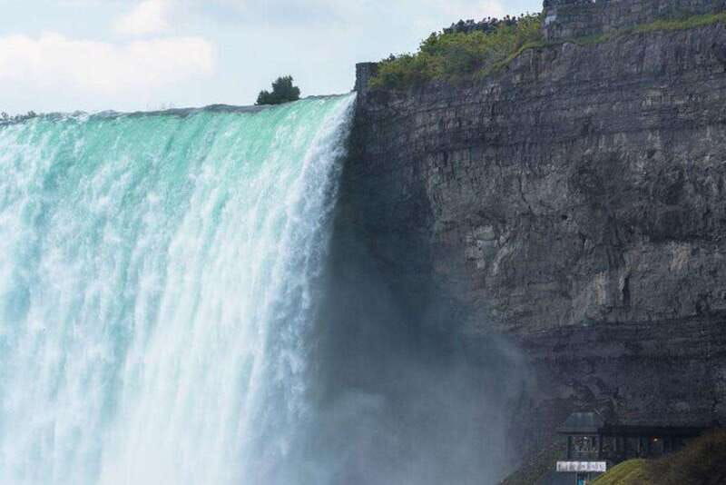 niagara-falls-tour-from-toronto-with-boat-behind-the-falls