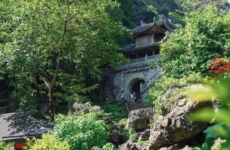 ninh-binh-daily-tour-hoa-lu-trang-an-mua-cave