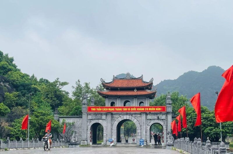 ninh-binh-day-trip-hoa-lu-trang-an-cycling-boat