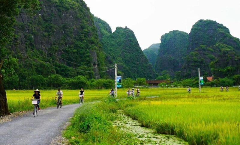 ninh-binh-tour-to-hoa-lu-tam-coc-boat-buffet-cycling
