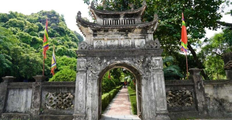 ninh-binh-trip-visit-hoa-lu-capital-tam-coc-biking-mua-cave