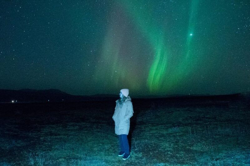 northern-lights-in-mini-bus-photos-hot-cocoa-and-pastries