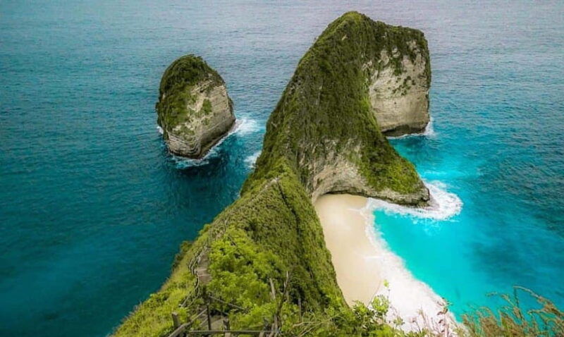 nusa-penida-local-driver-with-motorbike-as-guide